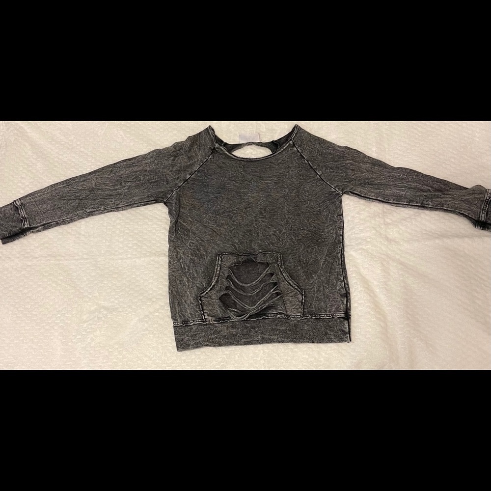 Grey long sleeves t-shirt with rips in pockets.